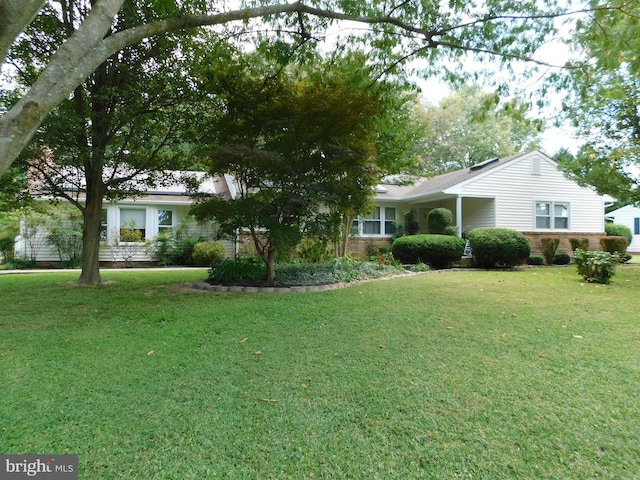 view of front of house featuring a front yard