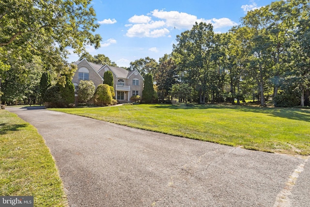 view of front facade with a front yard