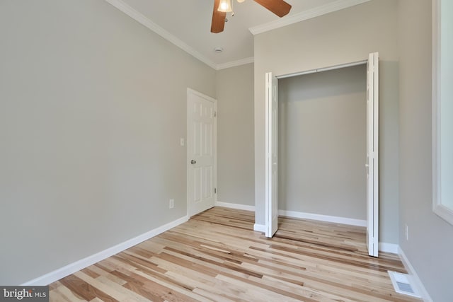 unfurnished bedroom with light wood-type flooring, a closet, ceiling fan, and ornamental molding