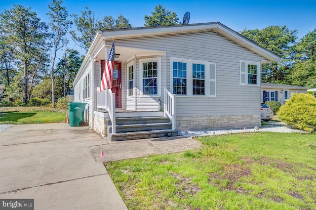 view of front of house featuring a front yard