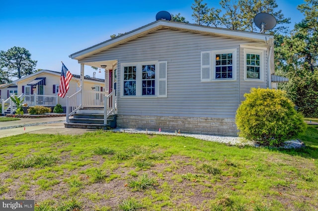 view of front facade featuring a front yard