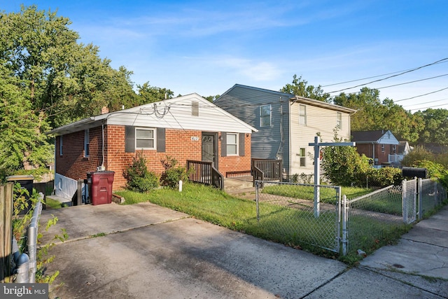 view of front of house featuring a front yard