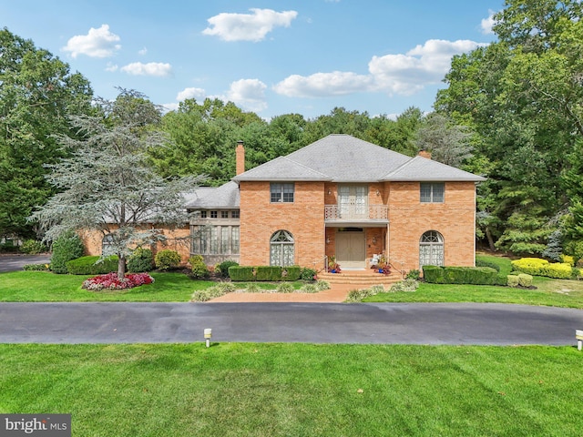 view of front of property with a front yard