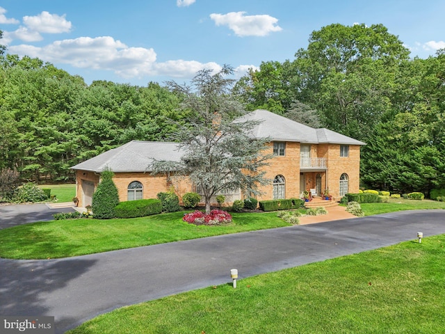 view of front of property featuring a front yard