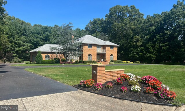 community sign featuring a yard