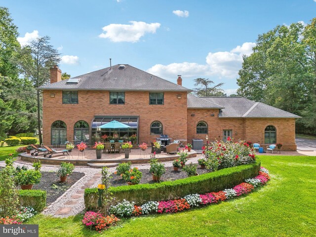 view of front of property featuring a front yard