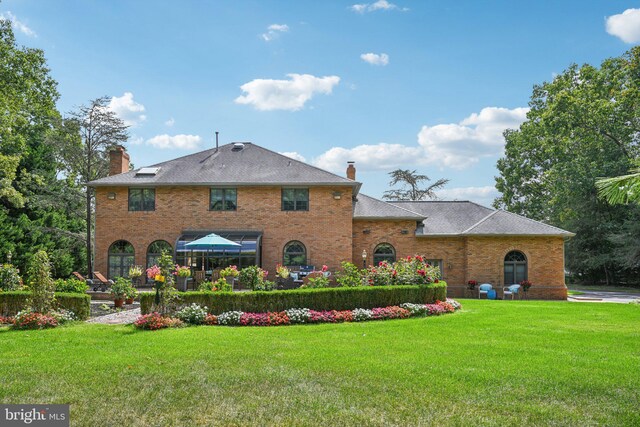 view of front facade featuring a front yard and a garage