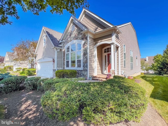 view of front of home featuring a front lawn