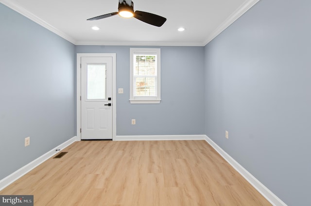 unfurnished room featuring light hardwood / wood-style floors, ceiling fan, and crown molding