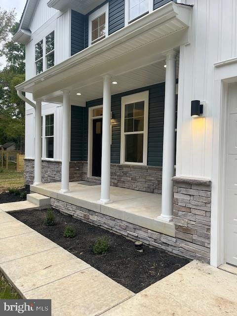 doorway to property with covered porch