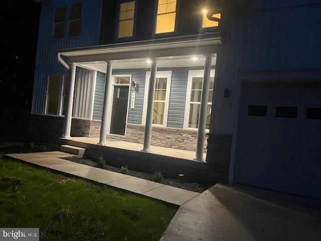 view of front facade featuring a front yard and covered porch