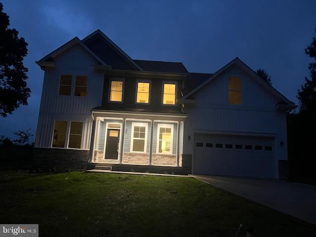 view of front of house featuring a front lawn and a garage