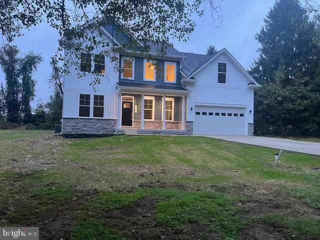 view of front of home featuring a front lawn and a garage