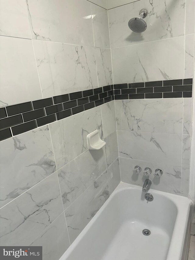 bathroom with tiled shower / bath