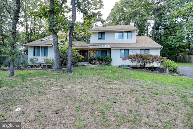 view of front facade featuring a front yard