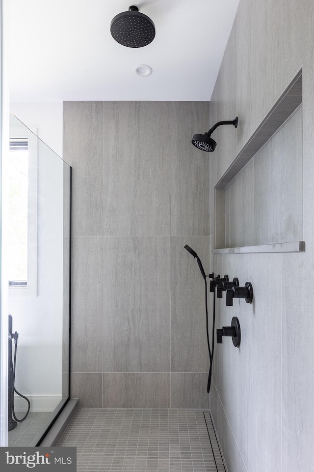 bathroom featuring tiled shower