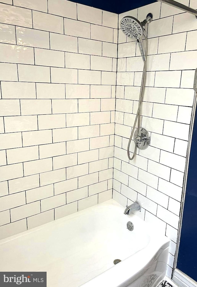 bathroom featuring tiled shower / bath