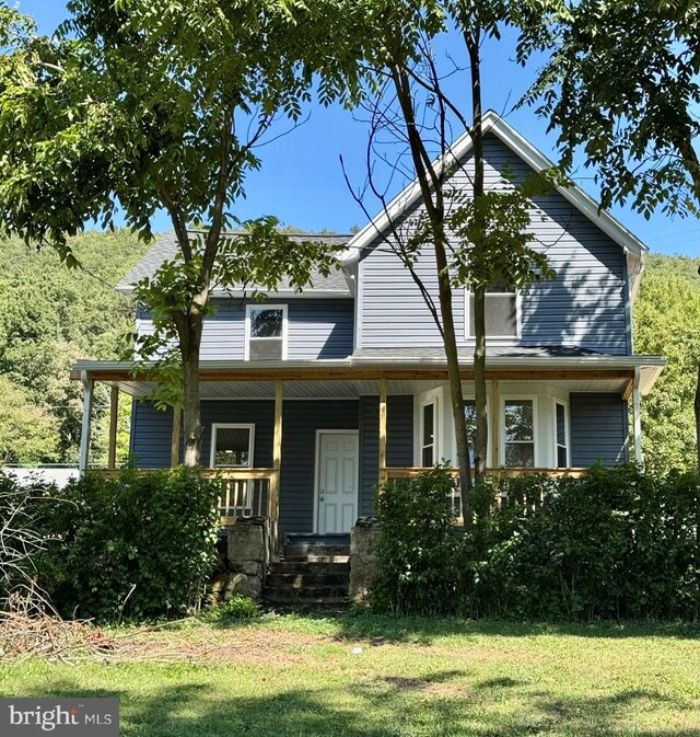 view of front of home with a front lawn and covered porch