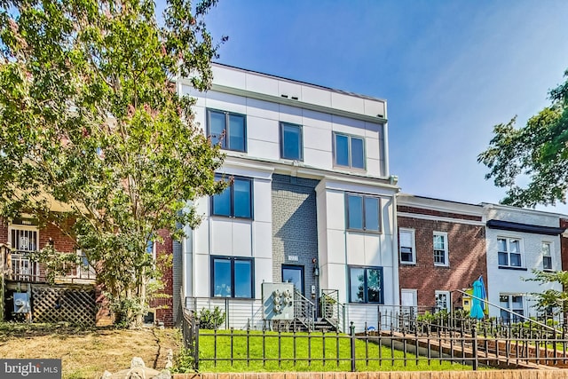 view of front of property featuring a front yard