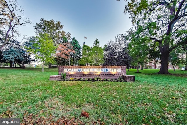 community sign with a yard