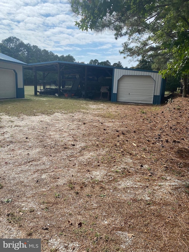 view of yard featuring an outdoor structure and a garage