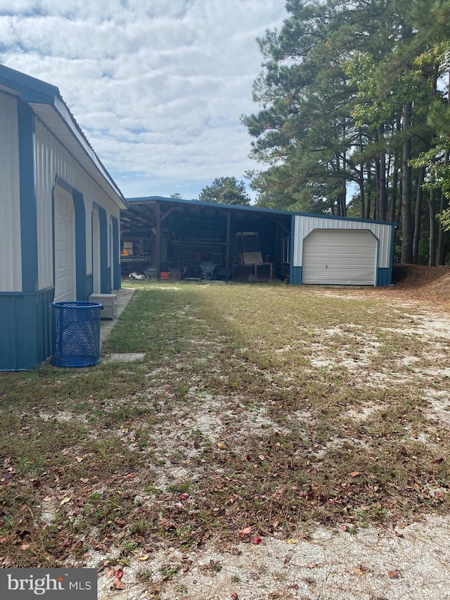 view of yard with an outbuilding and a garage