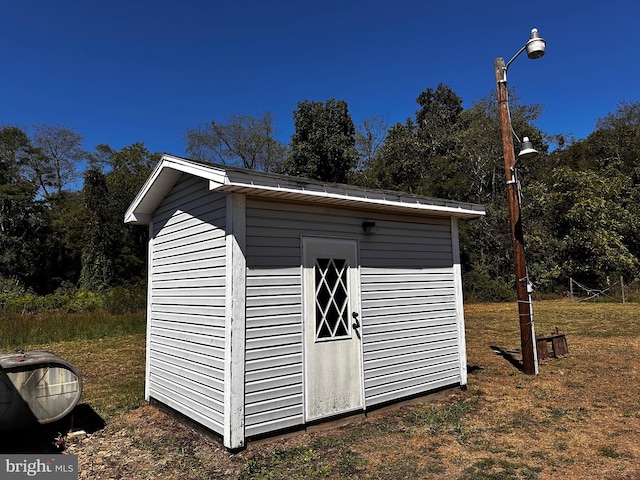 view of outdoor structure with a yard