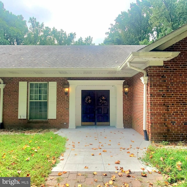 property entrance featuring a porch