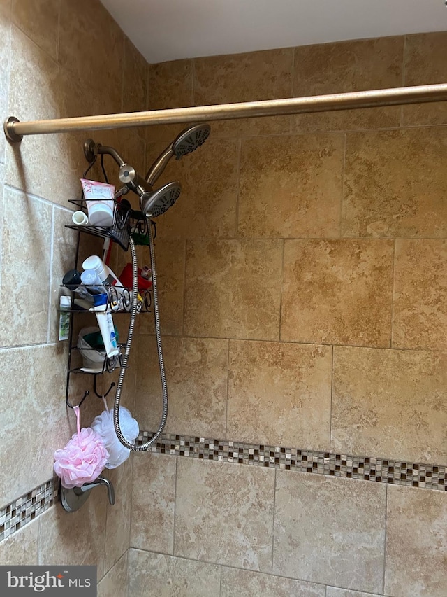 room details featuring a tile shower