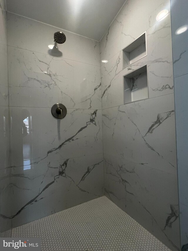 bathroom featuring tiled shower