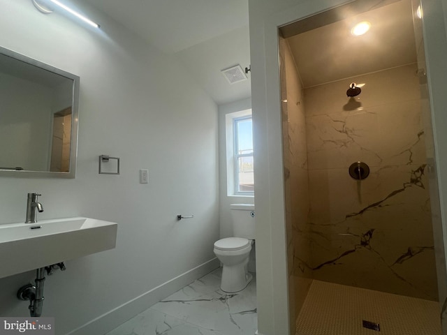 bathroom featuring lofted ceiling, toilet, and tiled shower