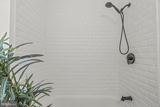 bathroom featuring tiled shower / bath