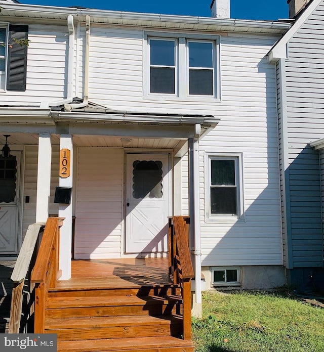 entrance to property featuring a porch