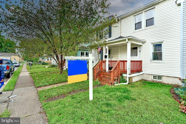 view of front facade with a front lawn and covered porch