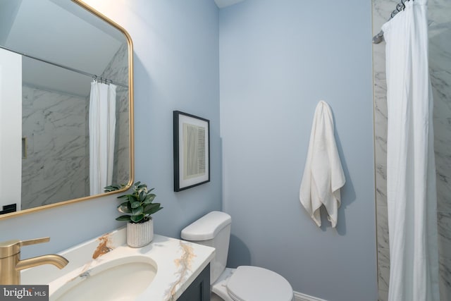 bathroom with vanity, toilet, and a shower with shower curtain