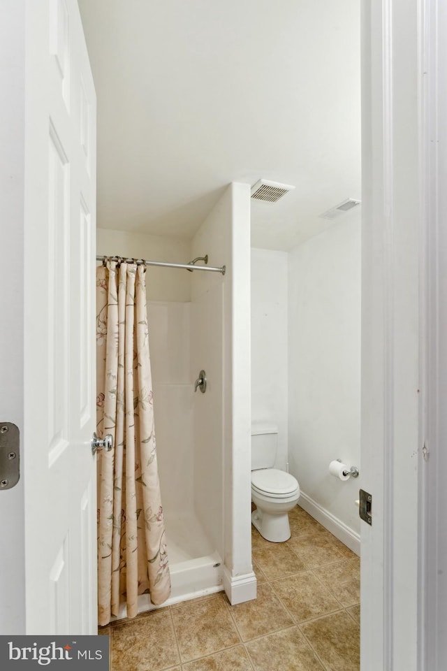 full bath featuring tile patterned floors, visible vents, toilet, and a shower with curtain
