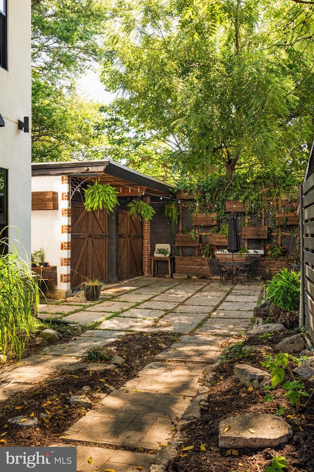 view of yard featuring a patio area