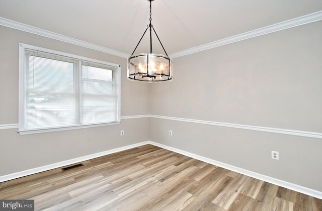 unfurnished room with light wood-type flooring, crown molding, and a chandelier