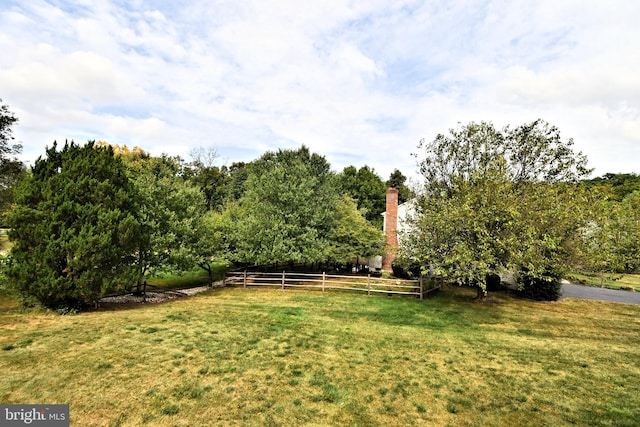 view of yard featuring a rural view