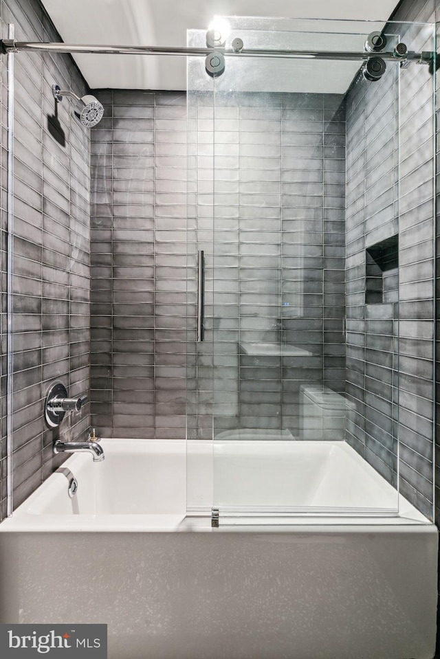 bathroom with enclosed tub / shower combo