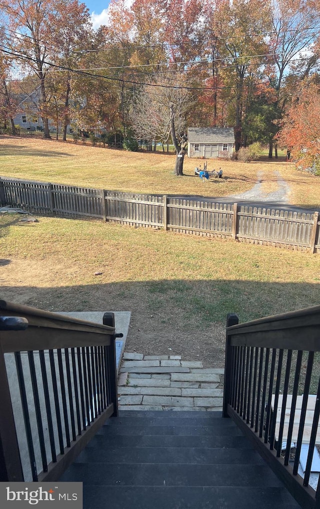 view of yard featuring an outdoor structure