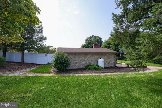 view of side of property featuring a lawn