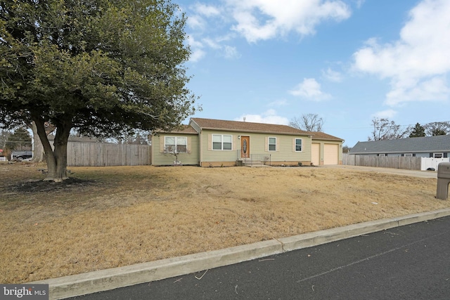 view of front of home featuring a front yard and fence