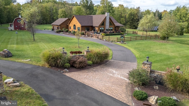 view of front of house featuring a front lawn