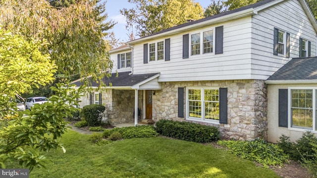 view of front of home with a front lawn