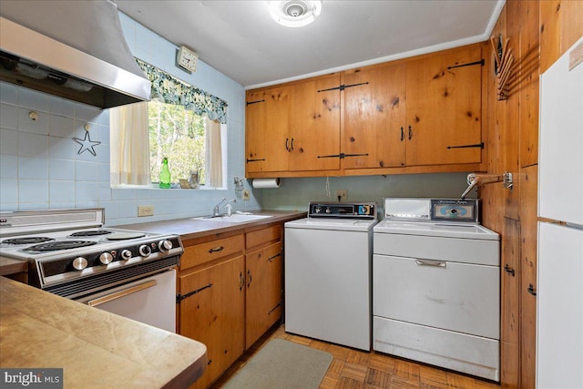 washroom with light parquet flooring, sink, and independent washer and dryer