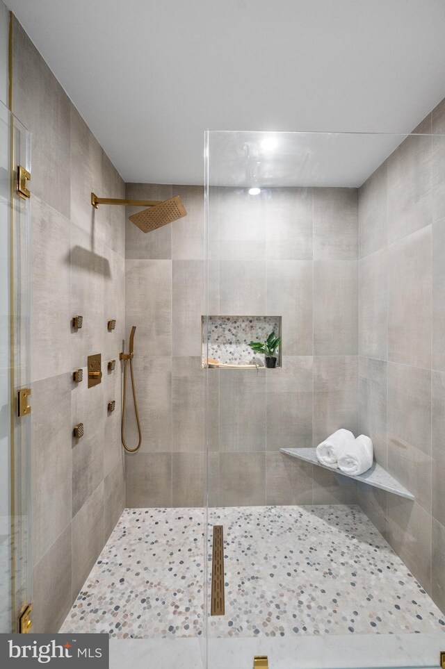 bathroom featuring tiled shower