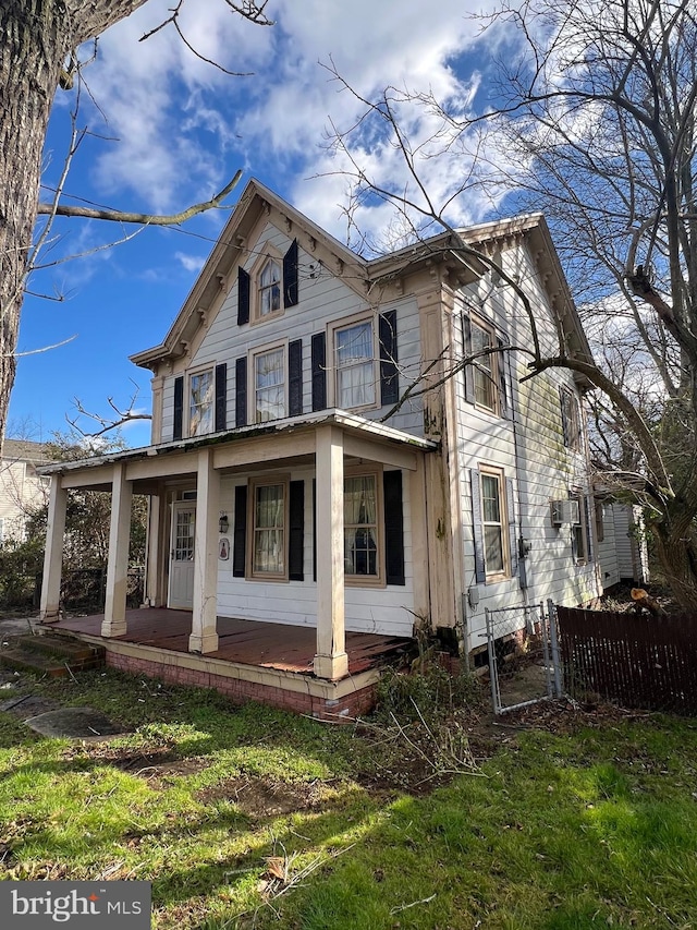 view of front facade featuring a porch and a front lawn