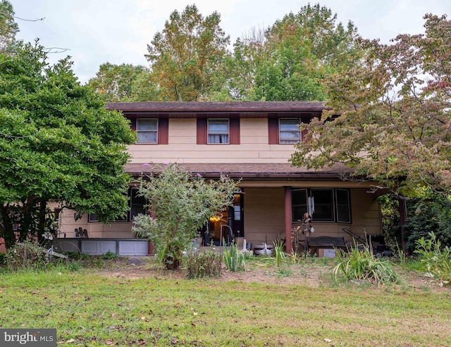 view of front facade featuring a front lawn