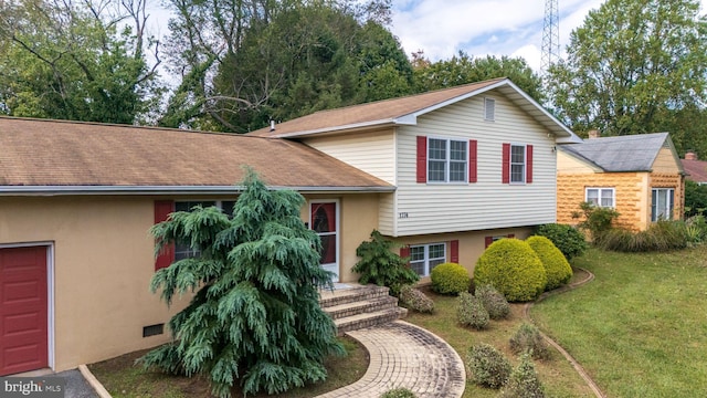 tri-level home featuring a front yard